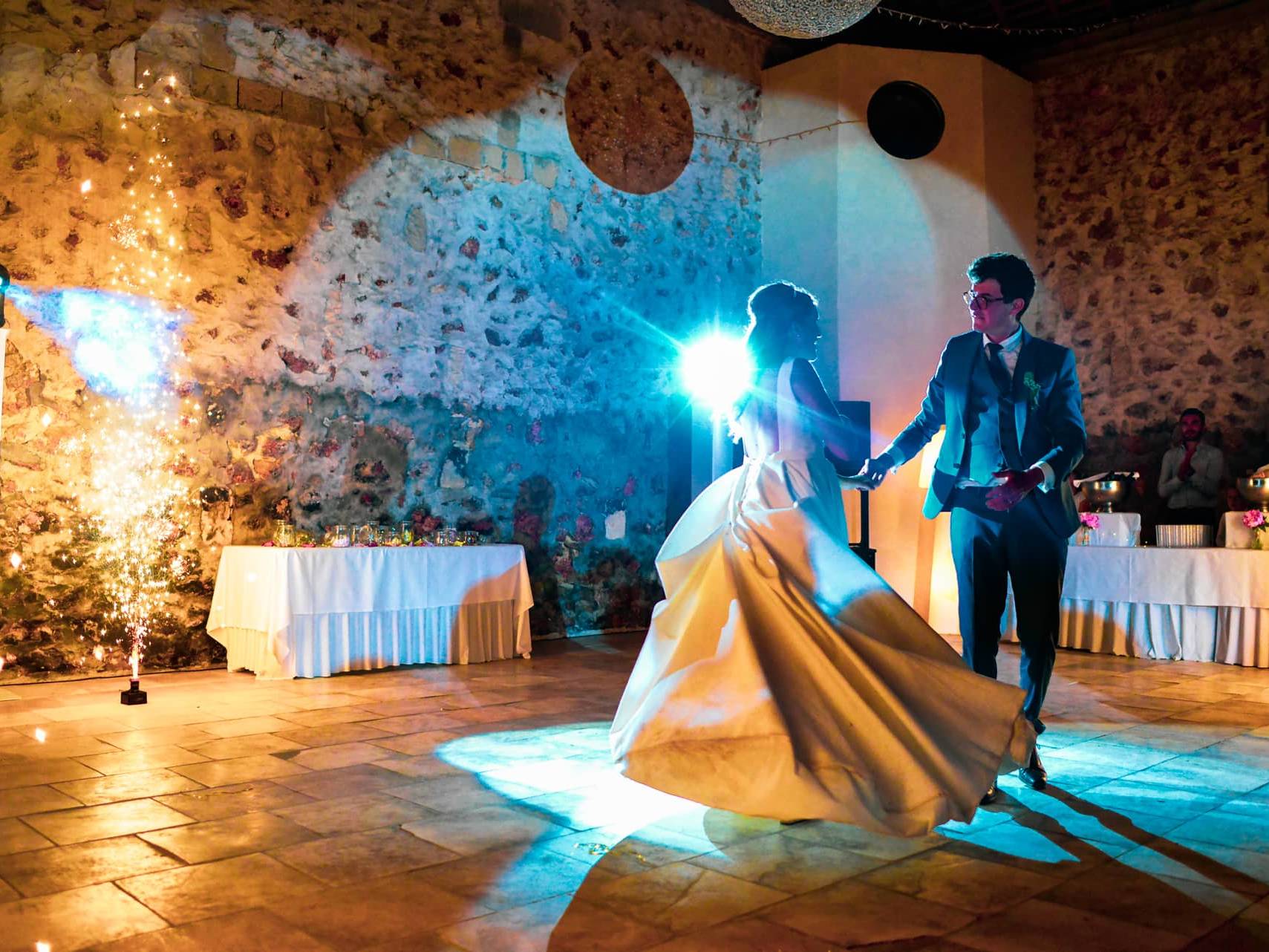 Photo danseurs couple ouverture de bal